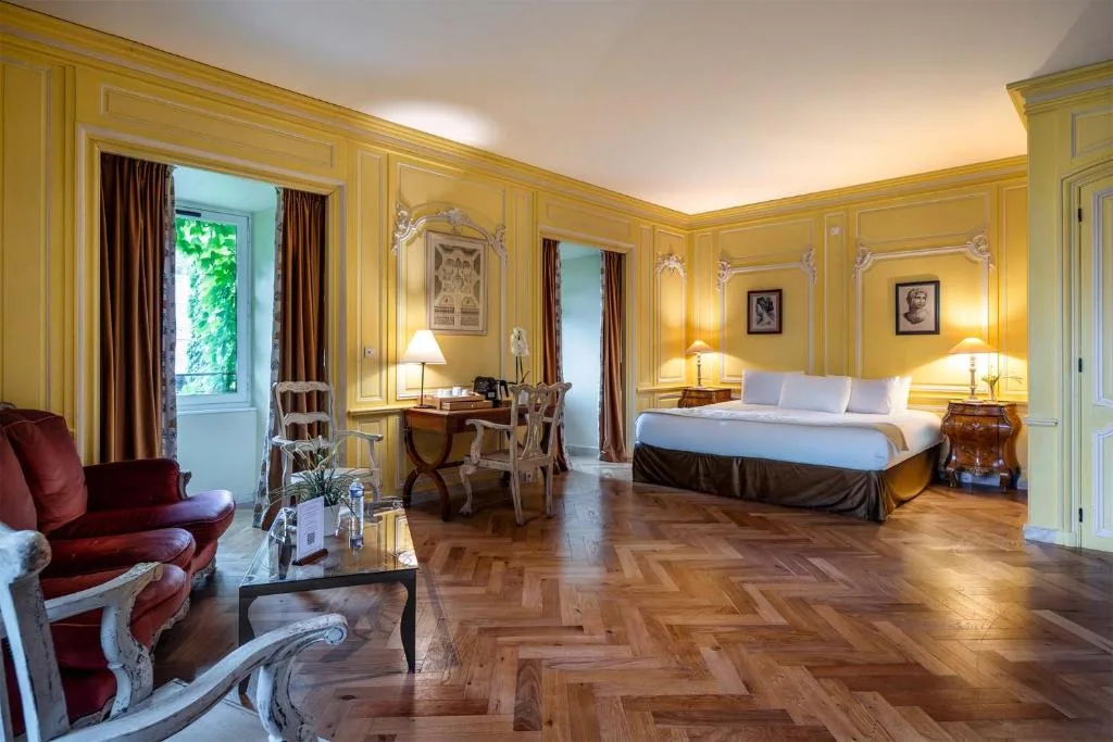 Bedroom and sitting area at Château de Candie