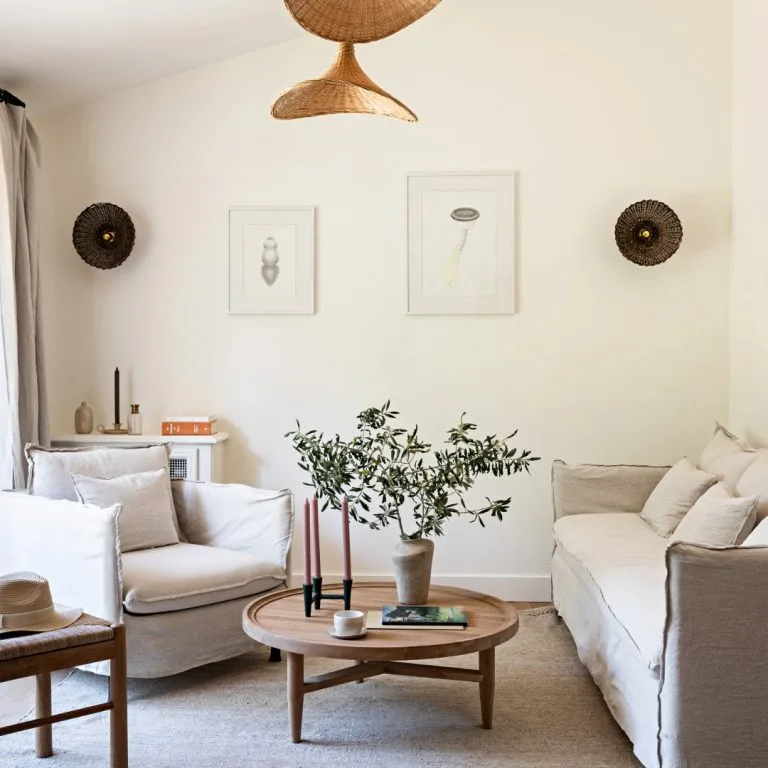 Separate lounge in the Garden Suite at Domaine de Fontenille