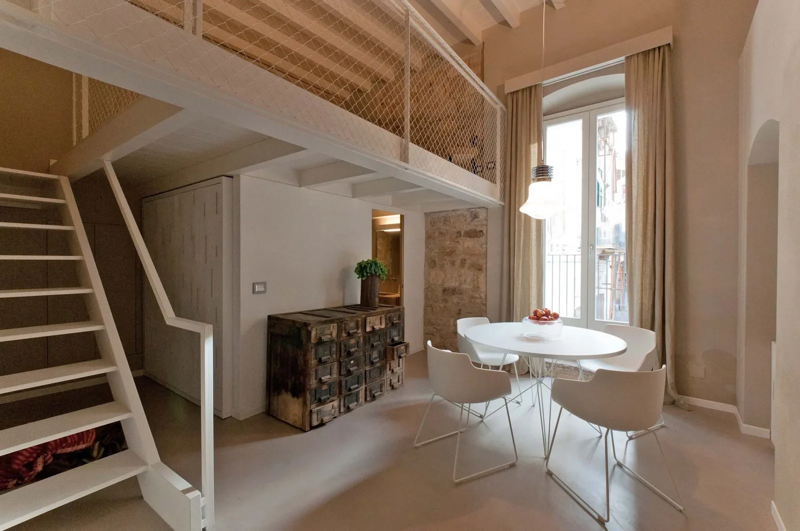 Dining area and mezzanine in Monolocale Superior A43 at Palazzo Calò